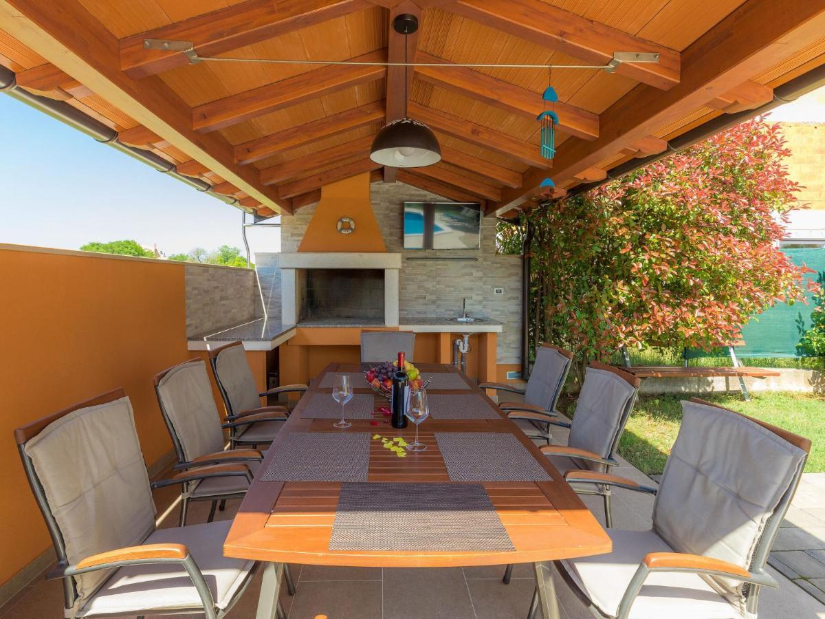 Holiday Home Linden Tree Pula Exterior foto
